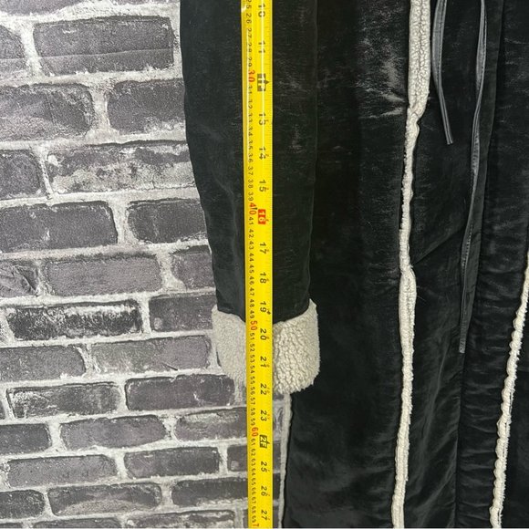 Aritzia Talula vintage like black hooded coat with fur. Size S - Picture 8 of 10